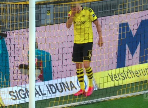 Si è infortunato anche Haaland, esce zoppicando in Dortmund-Bayern