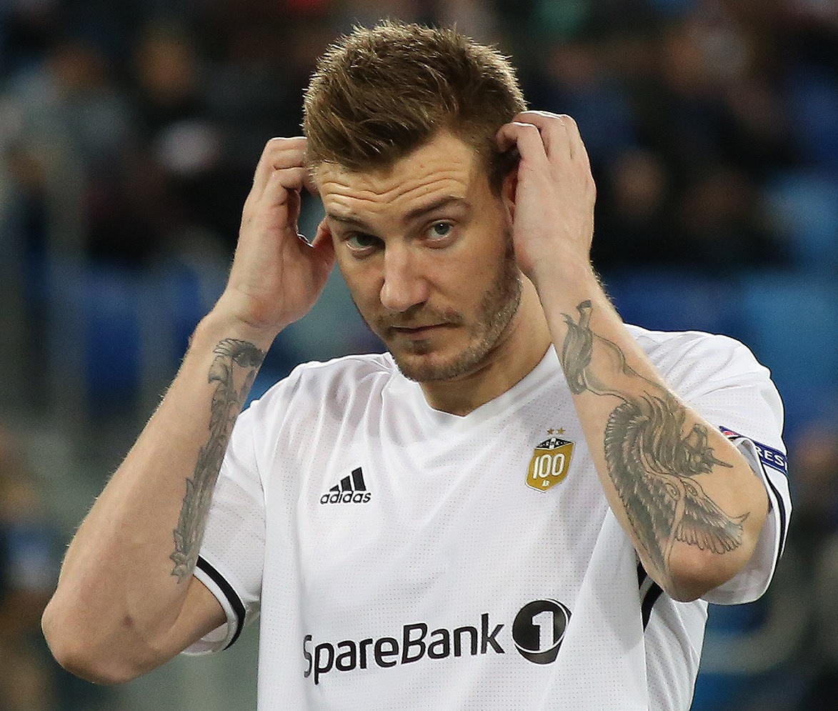Bendtner: “Alla Juve c’erano 10-12 giocatori che fumavano in bagno” Bendtner: “Alla Juve c’erano 10-12 giocatori che fumavano in bagno”