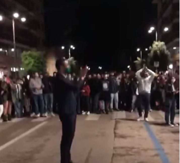 Il sindaco di Avellino anima la movida intonando cori contro i salernitani