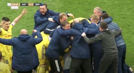 Il Bate Borisov vince la Coppa al 120esimo, abbracci per tutti (addio protocolli) – VIDEO Il Bate Borisov vince la Coppa al 120esimo, abbracci per tutti (addio protocolli) – VIDEO