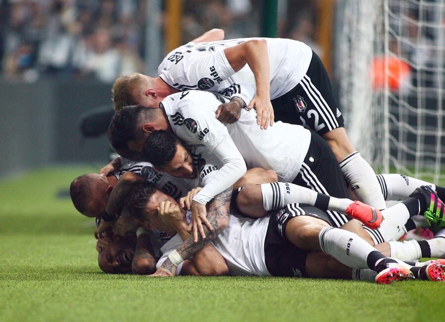 Besiktas, positivi il presidente e 3 giocatori: chiuso il centro sportivo Besiktas, positivi il presidente e 3 giocatori: chiuso il centro sportivo