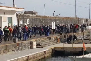 Capri, folla agli sbarchi