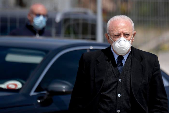 Campania, De Luca firma nuova ordinanza: obbligo di mascherina all’aperto