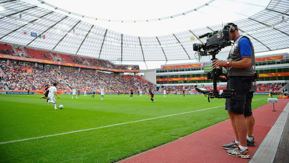 La Bundesliga riparte per i diritti tv, ma la salute dei lavoratori tv è di Serie B La Bundesliga riparte per i diritti tv, ma la salute dei lavoratori tv è di Serie B