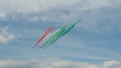 Le Frecce Tricolori sorvolano il cielo di Napoli (VIDEO) Le Frecce Tricolori sorvolano il cielo di Napoli (VIDEO)