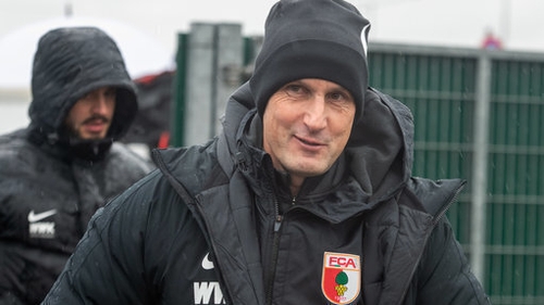 Il tecnico Herrlich confessa di essere andato a fare la spesa. L’Augsburg: «Non andrà in panchina» Il tecnico Herrlich confessa di essere andato a fare la spesa. L’Augsburg: «Non andrà in panchina»