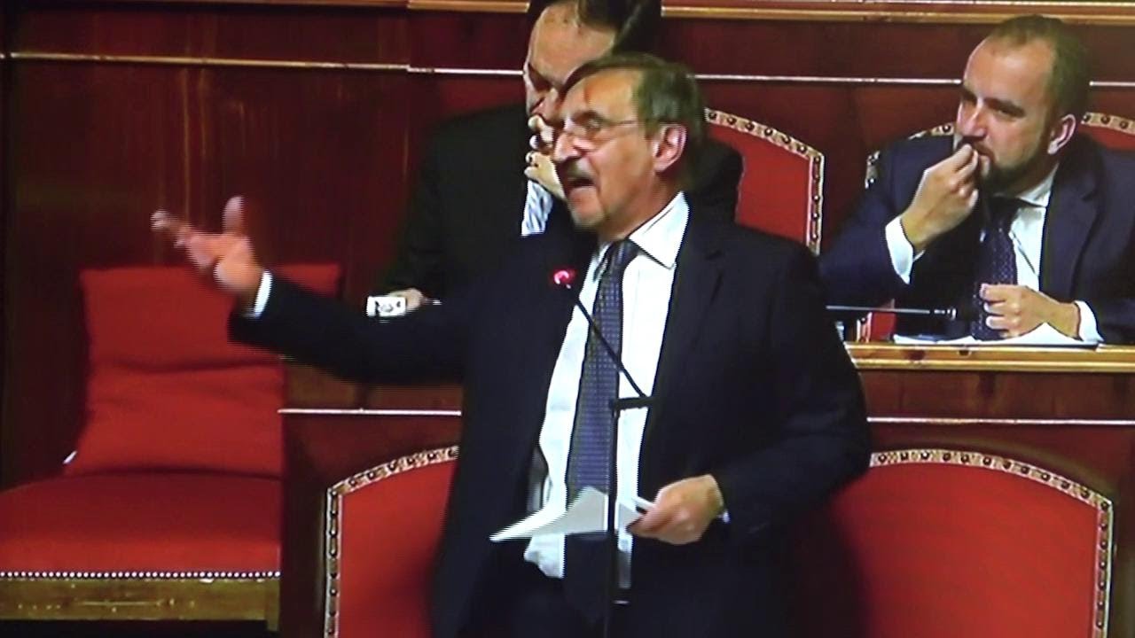 La Russa interrompe i lavori del Senato: “Non so se è opportuno ma devo annunciare la morte di Maradona”