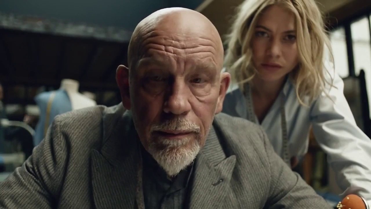 John Malkovich: «Si vive senza capire granché. Quando si afferra il senso della vita è tempo di morire»