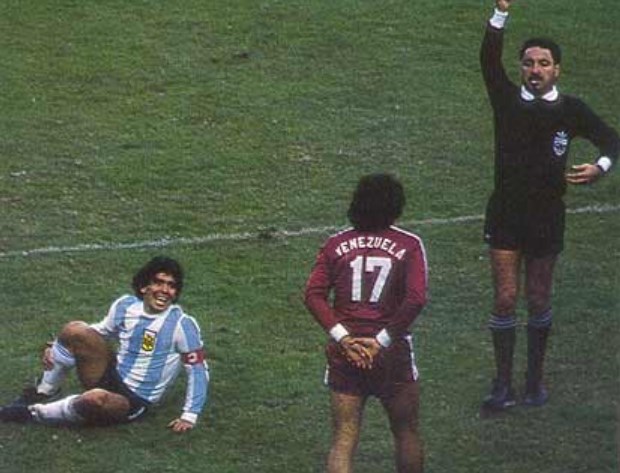 Maradona: «Il mio era un altro calcio, un altro mondo. Inutile fare paragoni»