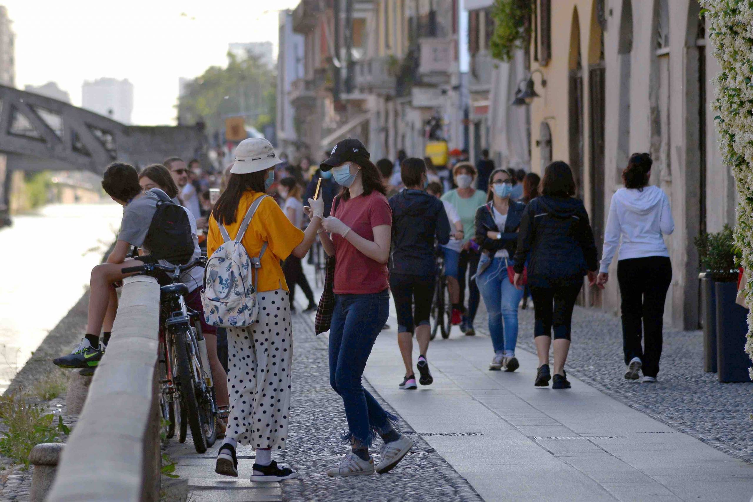 Pesenti (Policlinico Milano): “Fuori ai bar giovani senza mascherina, i bar vanno chiusi alle 17”