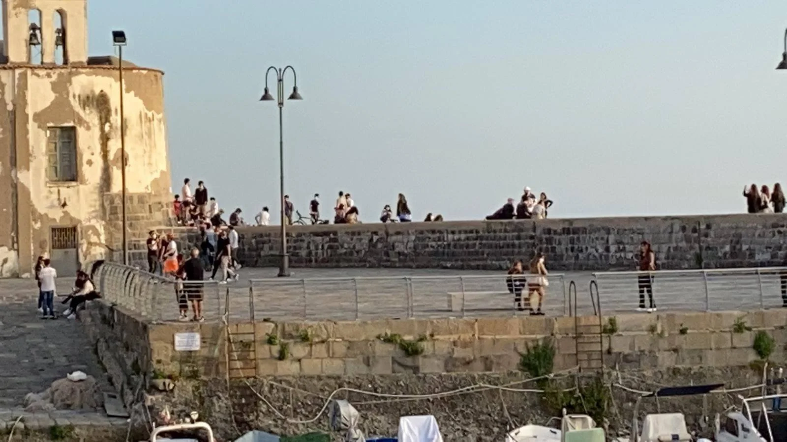 Pozzuoli: troppa folla sul lungomare
