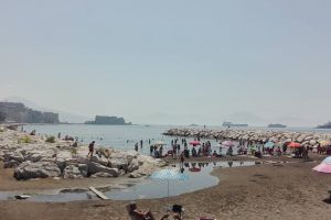 Zattere ancorate alla costa e pontile sugli scogli. Il progetto per il mare a Napoli item-thumbnail