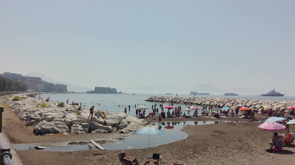 Zattere ancorate alla costa e pontile sugli scogli. Il progetto per il mare a Napoli Zattere ancorate alla costa e pontile sugli scogli. Il progetto per il mare a Napoli