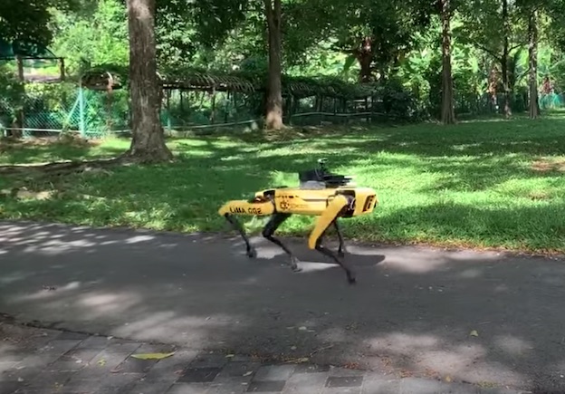 A Singapore un robot a quattro zampe nei parchi per ricordare il distanziamento sociale
