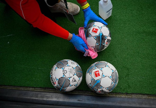 Mio figlio ha mescolato Bundesliga e Youtuber. E alla sanificazione del pallone, ha detto: «Figo!»