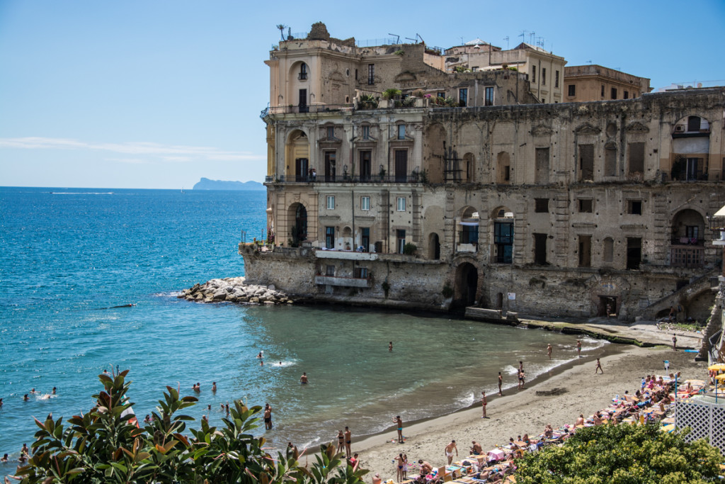 Napoli, spiagge più care del 20% a causa della riduzione dei posti