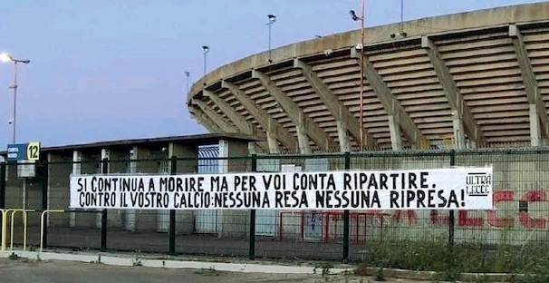 Gli ultras ci sembrano gli unici ad aver capito. Il calcio sta giocando col fuoco