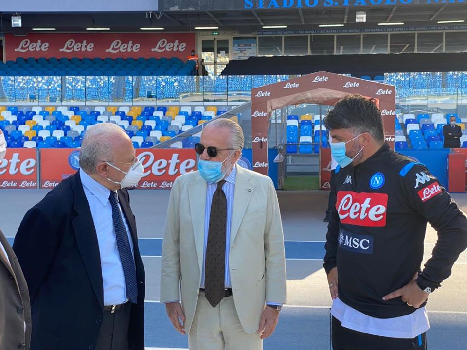 De Luca: “Sono andato a fare un in bocca al lupo al Napoli per la gara di domani” De Luca: “Sono andato a fare un in bocca al lupo al Napoli per la gara di domani”