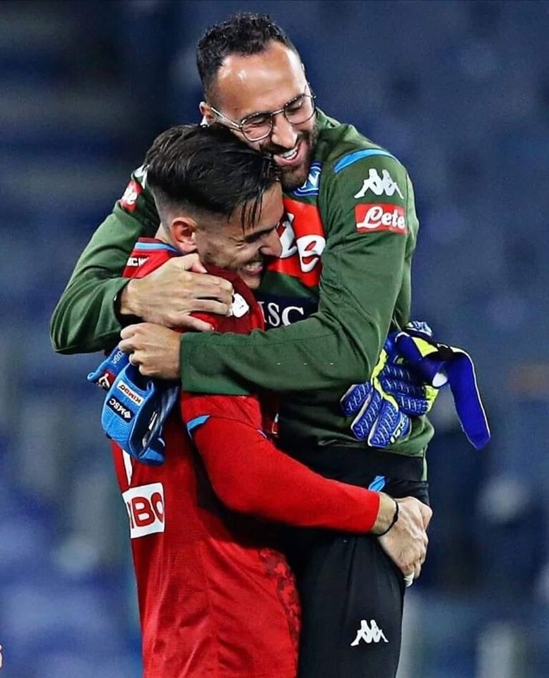 L’abbraccio tra Ospina e Meret racconta l’anima della loro rivalità L’abbraccio tra Ospina e Meret racconta l’anima della loro rivalità