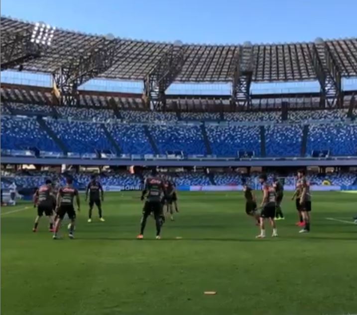 Koulibaly immortala in un video la rifinitura del Napoli al San Paolo Koulibaly immortala in un video la rifinitura del Napoli al San Paolo