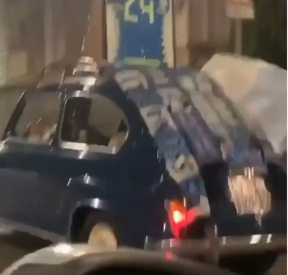 La marcia trionfale della 500 azzurra che a Roma festeggia la Coppa Italia del Napoli (VIDEO) La marcia trionfale della 500 azzurra che a Roma festeggia la Coppa Italia del Napoli (VIDEO)