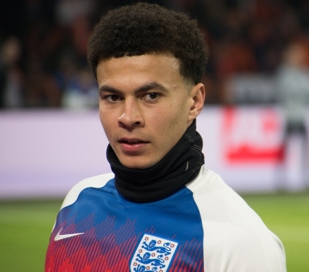A Dele Alli una giornata di squalifica per un video in cui aveva preso in giro un asiatico per il coronavirus A Dele Alli una giornata di squalifica per un video in cui aveva preso in giro un asiatico per il coronavirus
