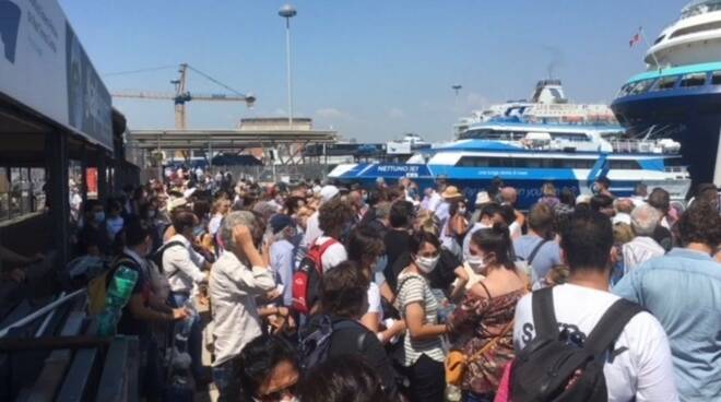 De Luca si lamenta che ha poche dosi ma vaccina prima le isole