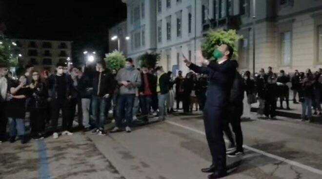 Il sindaco di Avellino multato per i cori da stadio contro i salernitani durante la movida Il sindaco di Avellino multato per i cori da stadio contro i salernitani durante la movida
