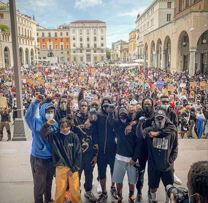 Balotelli approfitta della giornata di stop forzato per scendere in piazza per Floyd Balotelli approfitta della giornata di stop forzato per scendere in piazza per Floyd