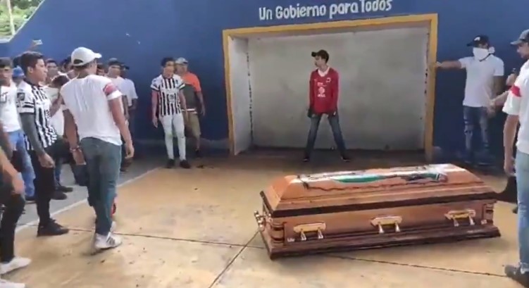 La polizia messicana uccide un giovane calciatore, e i compagni fanno segnare la bara La polizia messicana uccide un giovane calciatore, e i compagni fanno segnare la bara