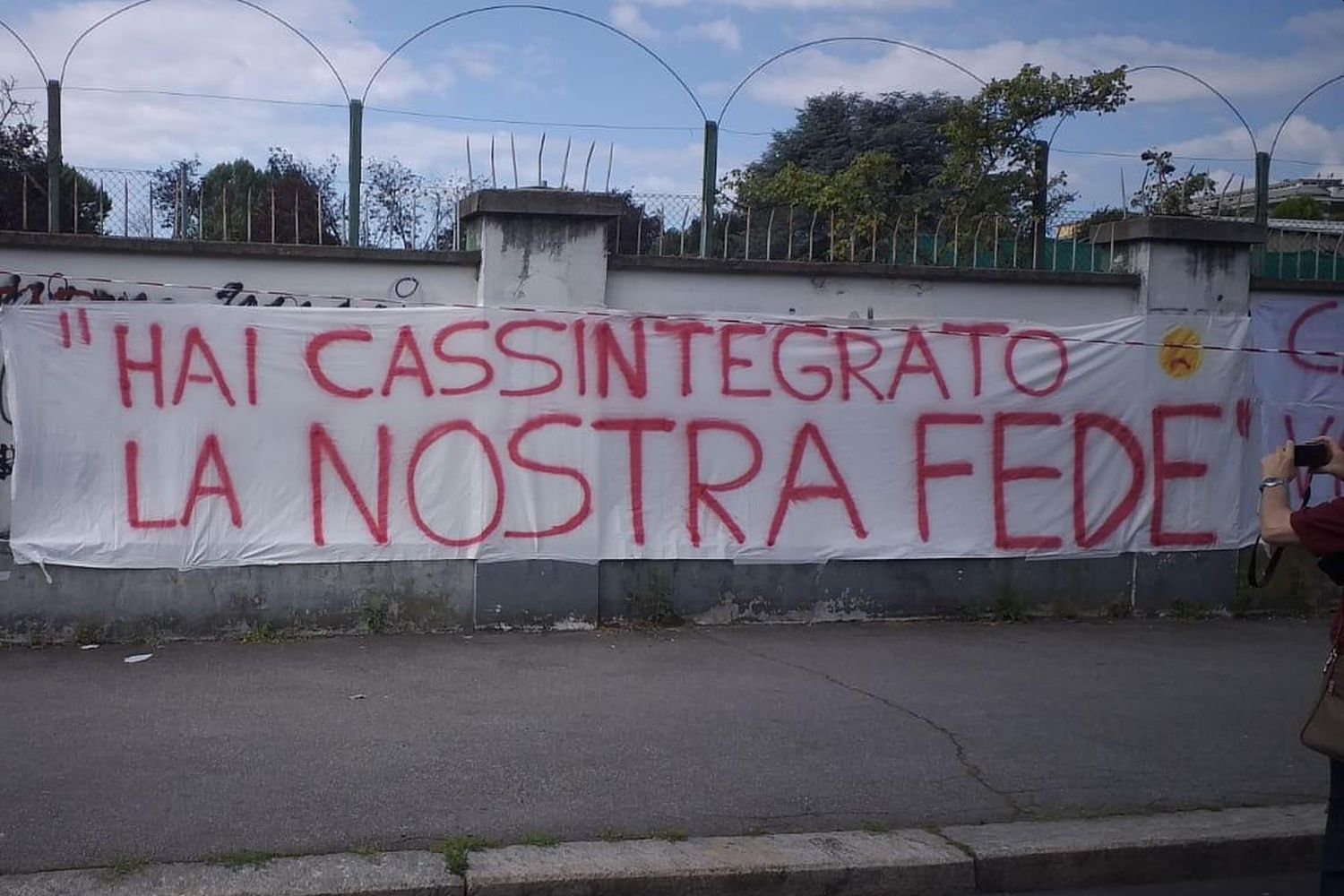 Torino, striscione contro Cairo: “Hai cassaintegrato la nostra fede. Cairo vattene”