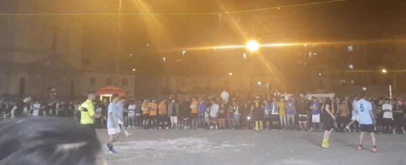 Piazza Mercato, torneo notturno di calcetto abusivo (c’era anche Paolo Cannavaro) Piazza Mercato, torneo notturno di calcetto abusivo (c’era anche Paolo Cannavaro)