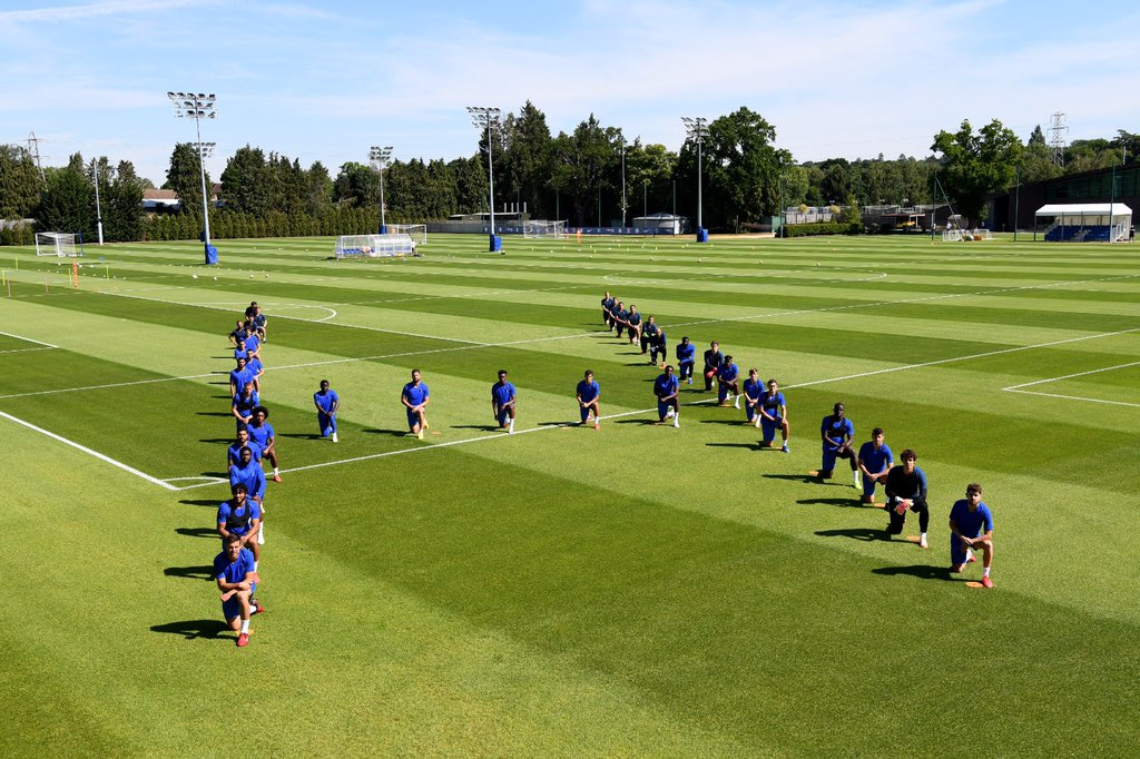 Anche il Chelsea in ginocchio per George Floyd Anche il Chelsea in ginocchio per George Floyd