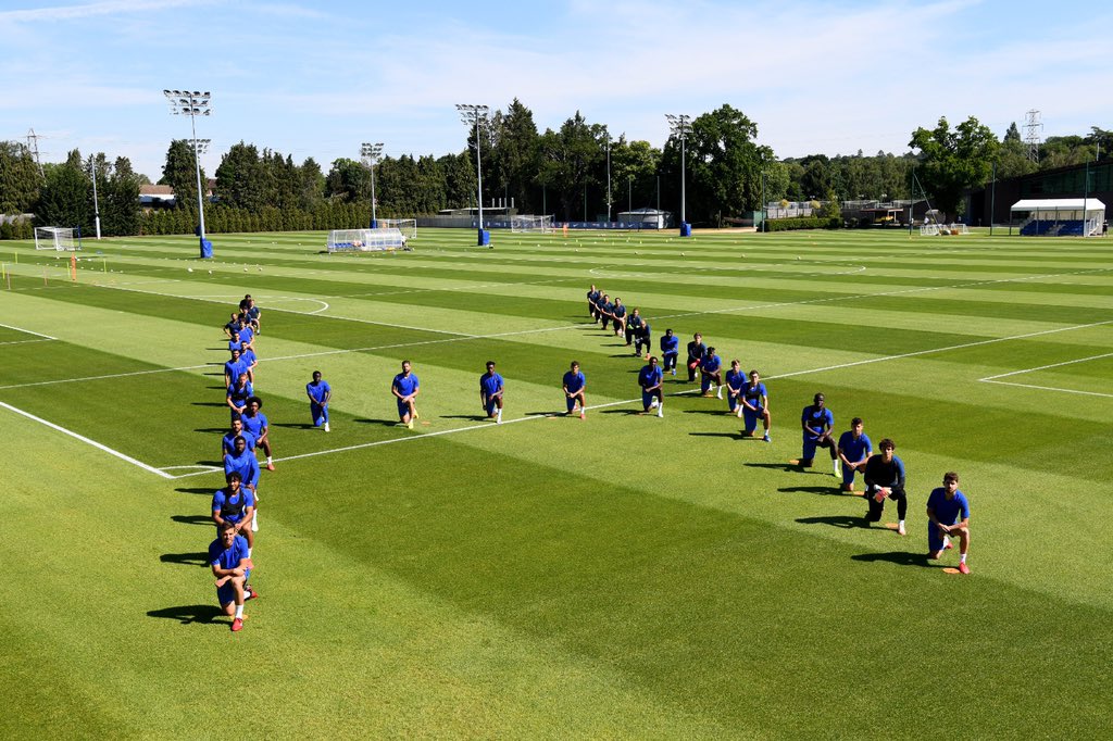 Anche il Chelsea in ginocchio per George Floyd