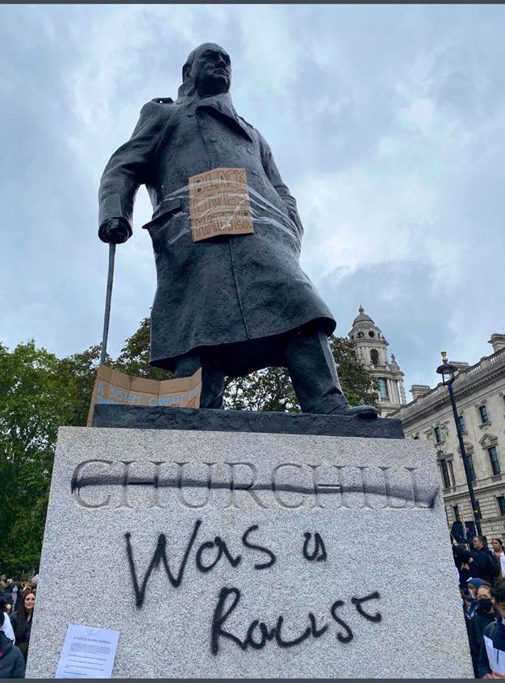 «Era un razzista», la scritta sotto la statua di Churchill a Wetsminster «Era un razzista», la scritta sotto la statua di Churchill a Wetsminster