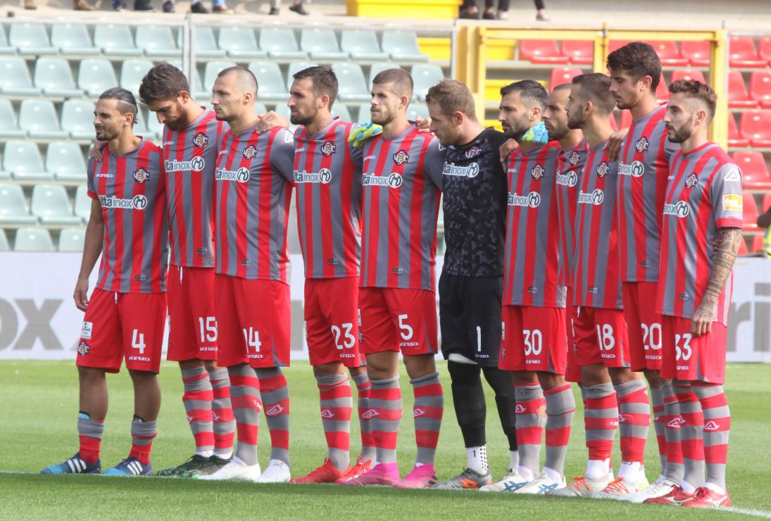 La Cremonese annuncia la ripresa ricordando le vittime del Covid