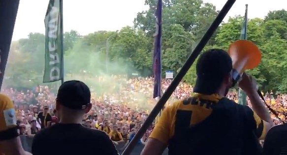 Dynamo Dresda dalla quarantena alla retrocessione. E tifosi festeggiano come se avessero vinto il campionato Dynamo Dresda dalla quarantena alla retrocessione. E tifosi festeggiano come se avessero vinto il campionato