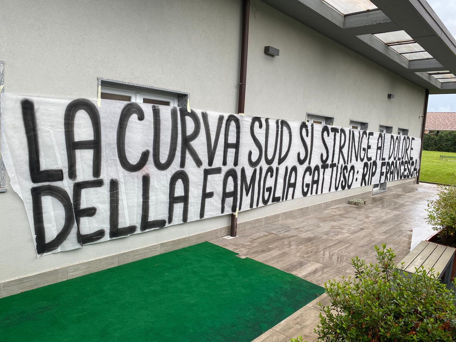 La Curva Sud del Milan esprime la vicinanza a Gattuso con uno striscione La Curva Sud del Milan esprime la vicinanza a Gattuso con uno striscione