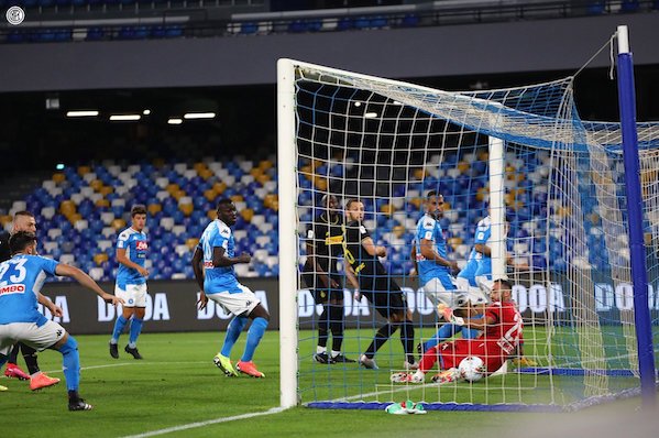 La Stampa: Napoli-Inter, gol assurdi che si vedono dopo tre mesi di stop La Stampa: Napoli-Inter, gol assurdi che si vedono dopo tre mesi di stop