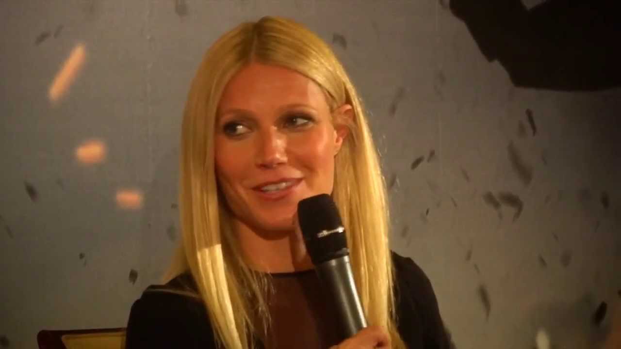 Gwyneth Paltrow: “Non tornerei ai miei 20 anni. Con le zampe di gallina agli occhi mi sento me stessa” Gwyneth Paltrow: “Non tornerei ai miei 20 anni. Con le zampe di gallina agli occhi mi sento me stessa”