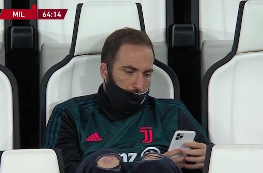 Higuain guarda il telefono durante la partita: attaccato e deriso sui social