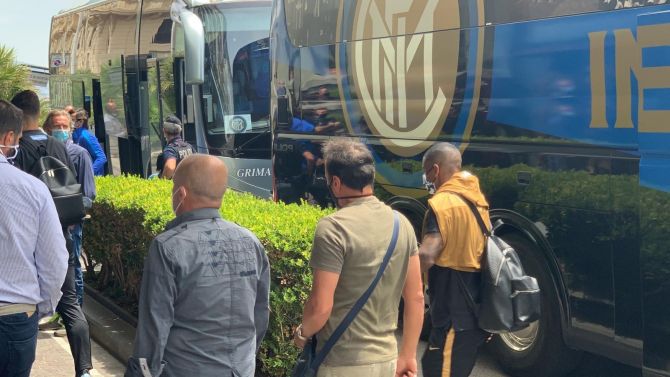 “Tornate a Milano, stasera vinciamo noi” i tifosi salutano l’arrivo dell’Inter a Napoli “Tornate a Milano, stasera vinciamo noi” i tifosi salutano l’arrivo dell’Inter a Napoli