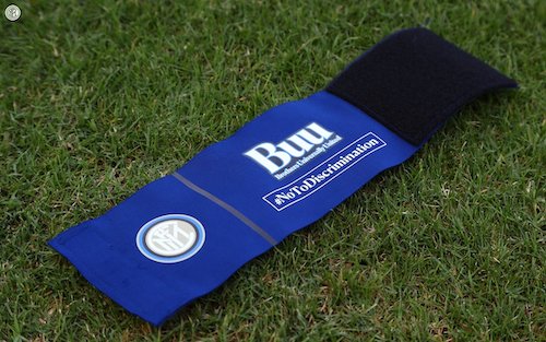 L’Inter nel prepartita con la fascia contro il razzismo L’Inter nel prepartita con la fascia contro il razzismo