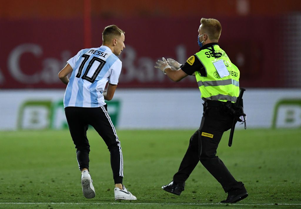L’invasore di campo a porte chiuse era senza mascherina. La Liga lo denucia penalmente L’invasore di campo a porte chiuse era senza mascherina. La Liga lo denucia penalmente