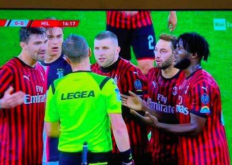 Natalino Balasso guarda Juve-Milan e scrive: «Ci stiamo facendo prendere per il culo»