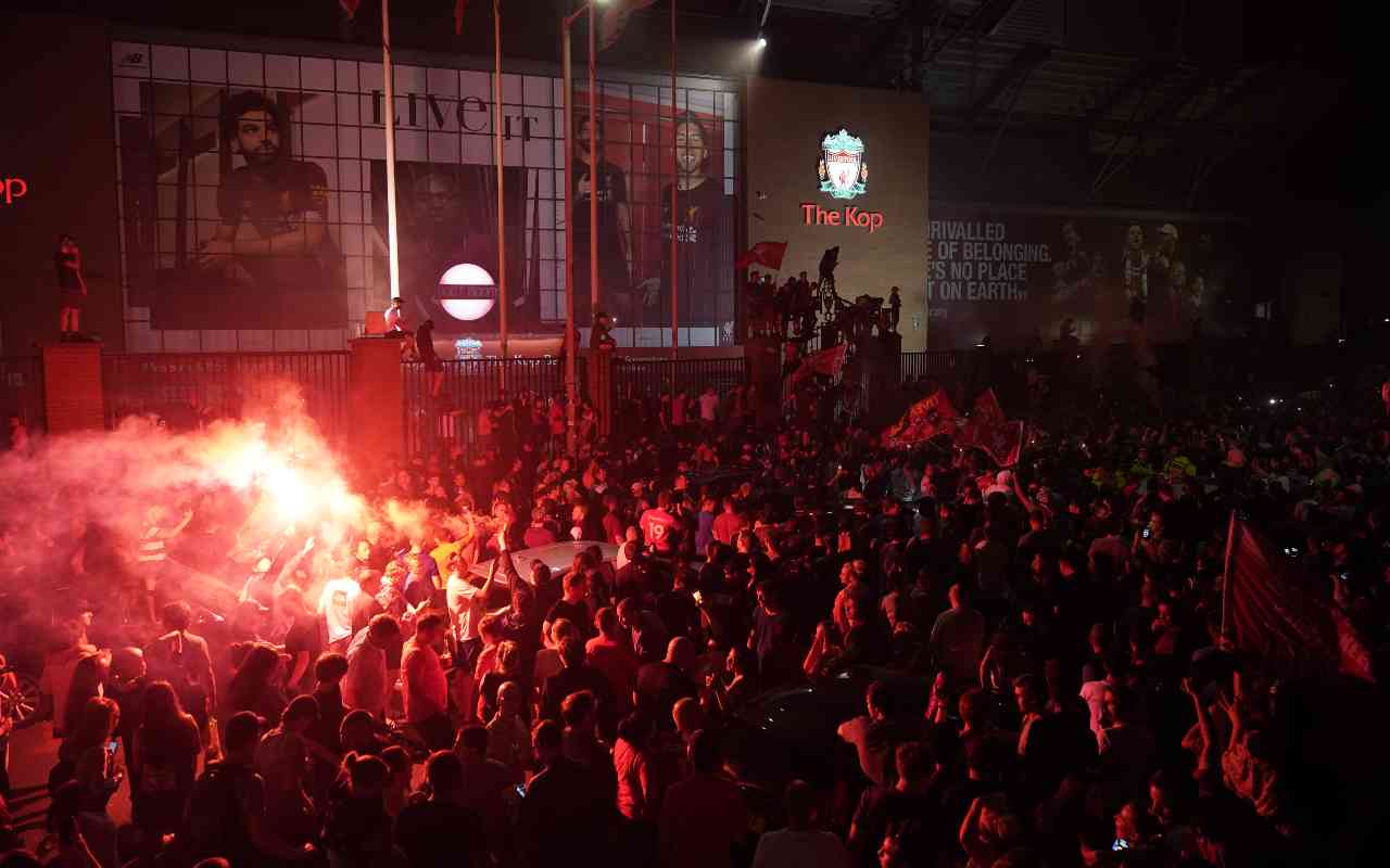 Gli “sciagurati” tifosi del Liverpool fanno festa in strada: addio distanziamento sociale
