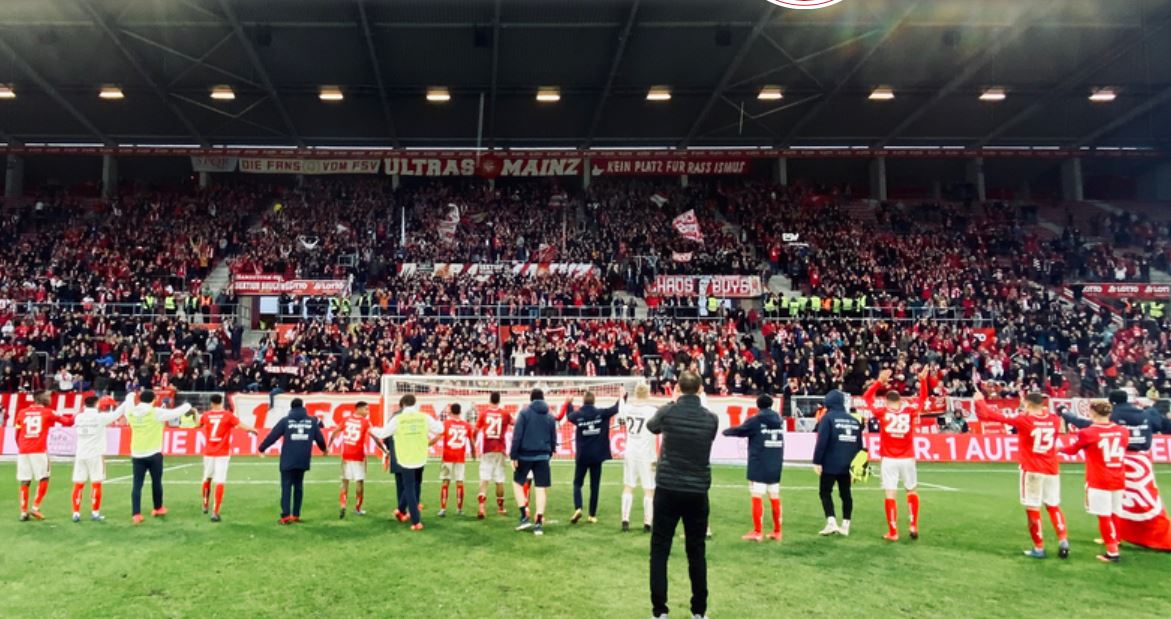 Bundesliga, restituisce l’abbonamento perché in squadra ci sono troppi neri. Il club: “Non ti rimpiangeremo” Bundesliga, restituisce l’abbonamento perché in squadra ci sono troppi neri. Il club: “Non ti rimpiangeremo”
