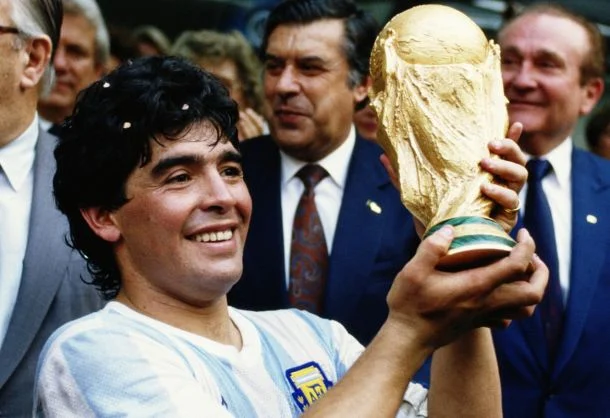 statua maradona
