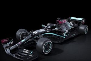 La Mercedes diventa nera contro il razzismo. Hamilton: “Grazie, è un passo importante” item-thumbnail