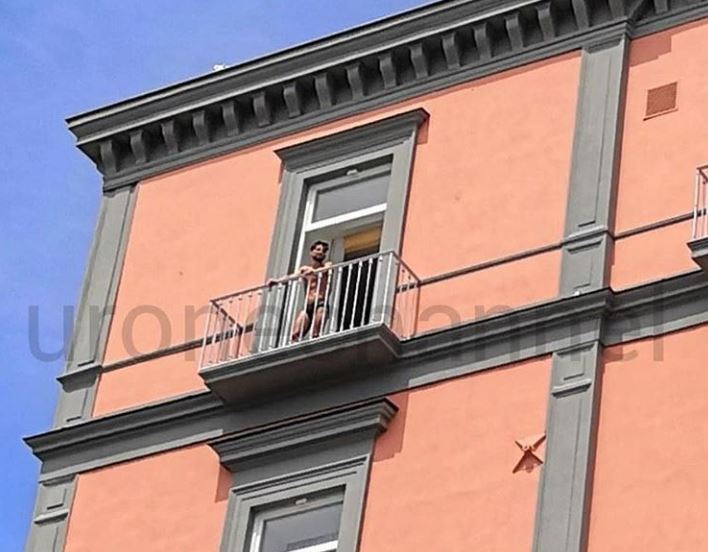 Mertens si affaccia al balcone dell’albergo… in mutande! Mertens si affaccia al balcone dell’albergo… in mutande!